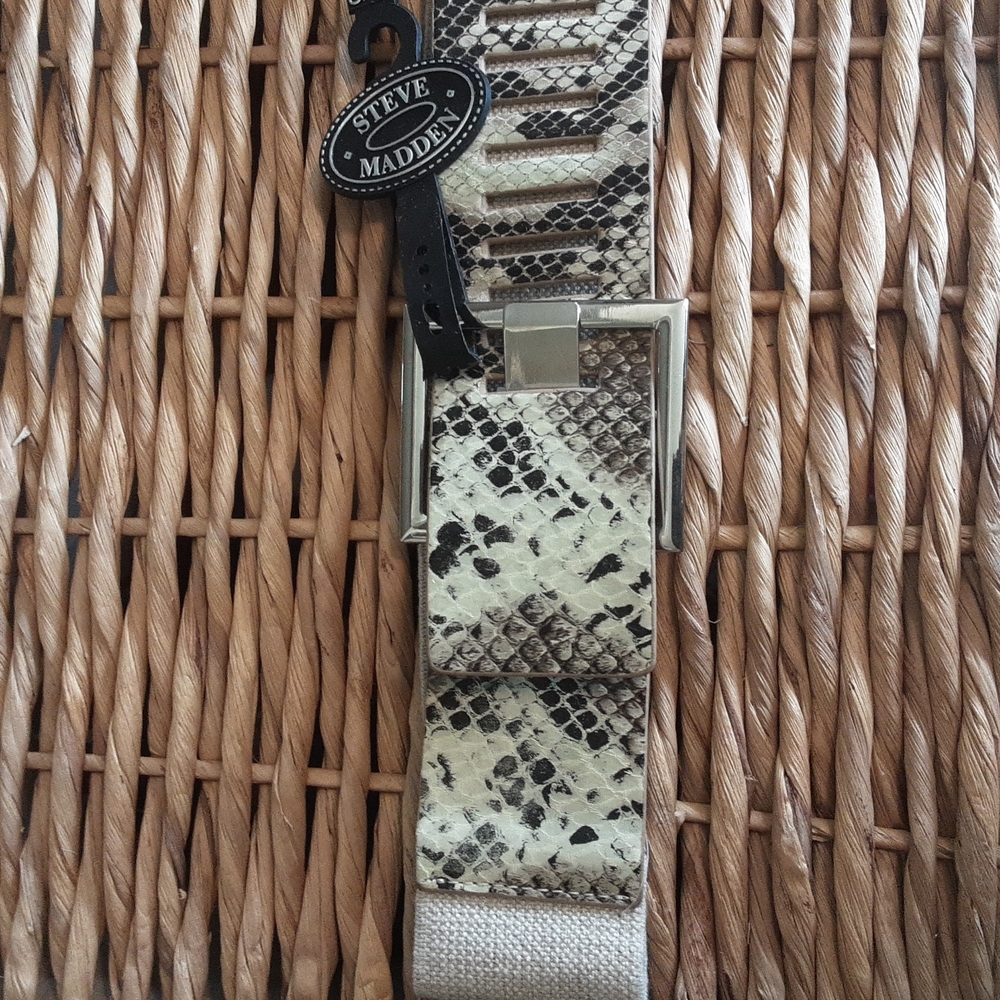 Stretch belt with snake detail
